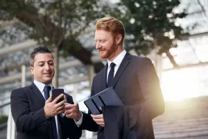 profissionais liberais conversando utilizando celulares precavendo-se contra a desinformação